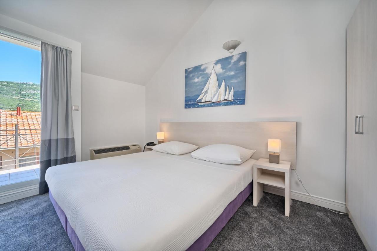Hotel Aqua - Guest Rooms & Suites Kaštela Buitenkant foto