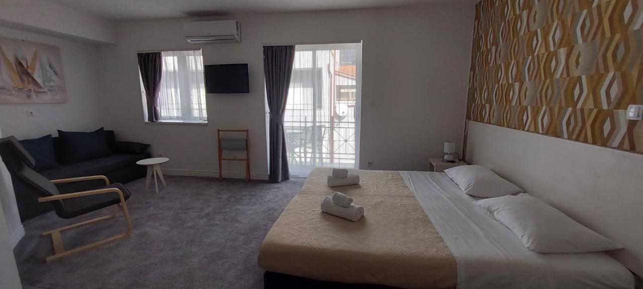 Hotel Aqua - Guest Rooms & Suites Kaštela Buitenkant foto