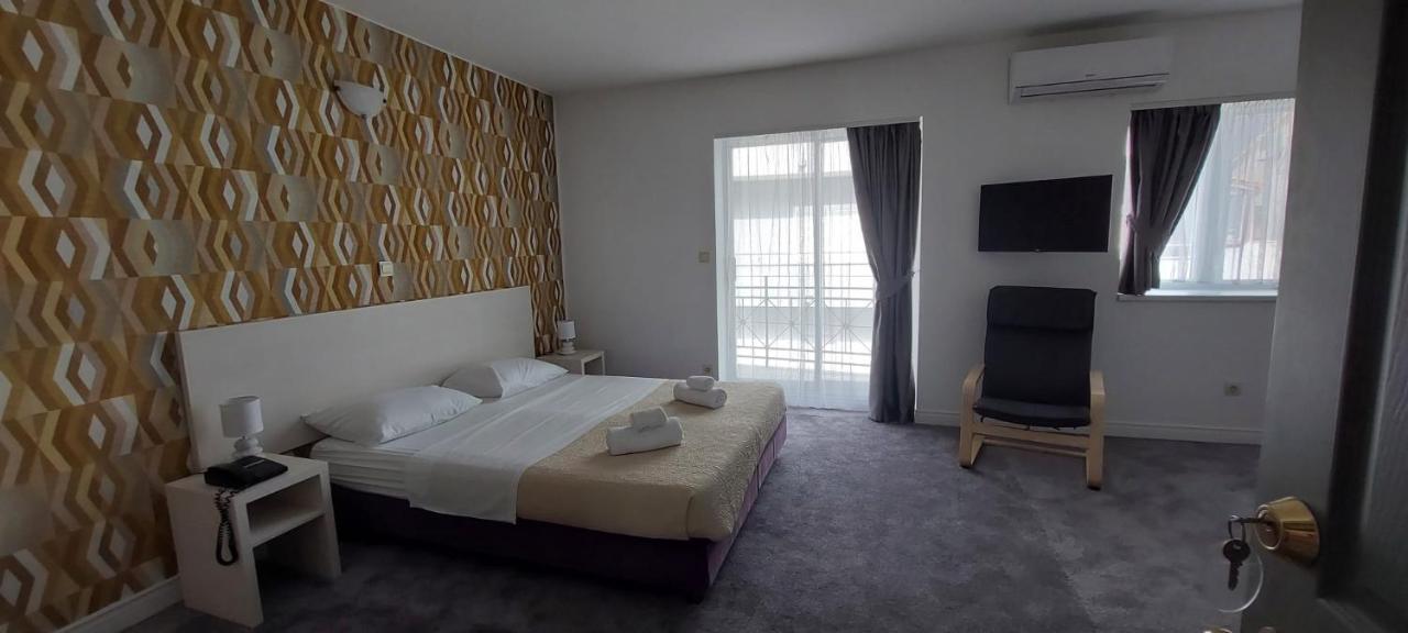 Hotel Aqua - Guest Rooms & Suites Kaštela Buitenkant foto